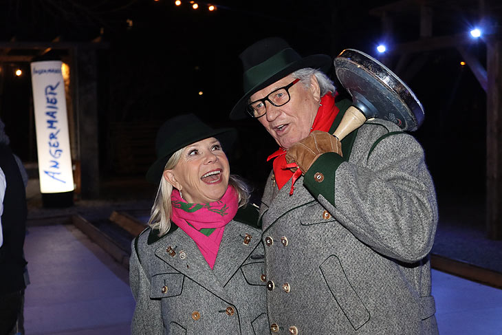 Marianne und Michael Hartl bei der Angermaier Eisstock-WM in Tracht am Park Cafe (©Foto: Martin Schmitz)